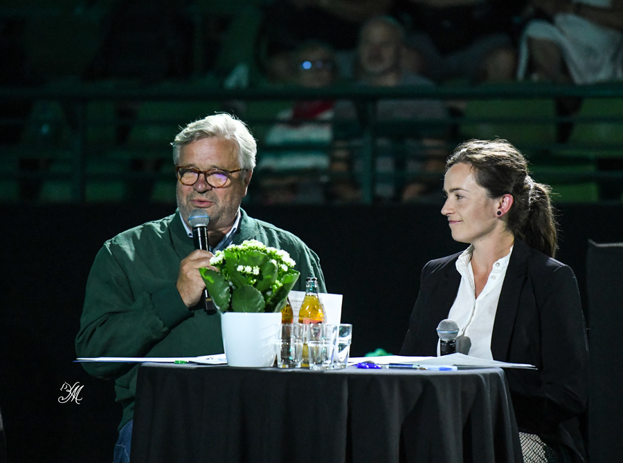 The Janów breeding parade was held shortly after the Summer Sale concluded, with former Director and now special advisor Marek Trela and Breeding Manager Weronika Sosnowska giving there thoughts of the breeding program with a number of mares with foals. The first into the ring, however, was the bay stallion Pogram (QR Marc x Pętla by Visbaden). Pogram has already left some valuable broodmares at the stud, but as Trela made clear, his best breeding days maybe ahead of him.